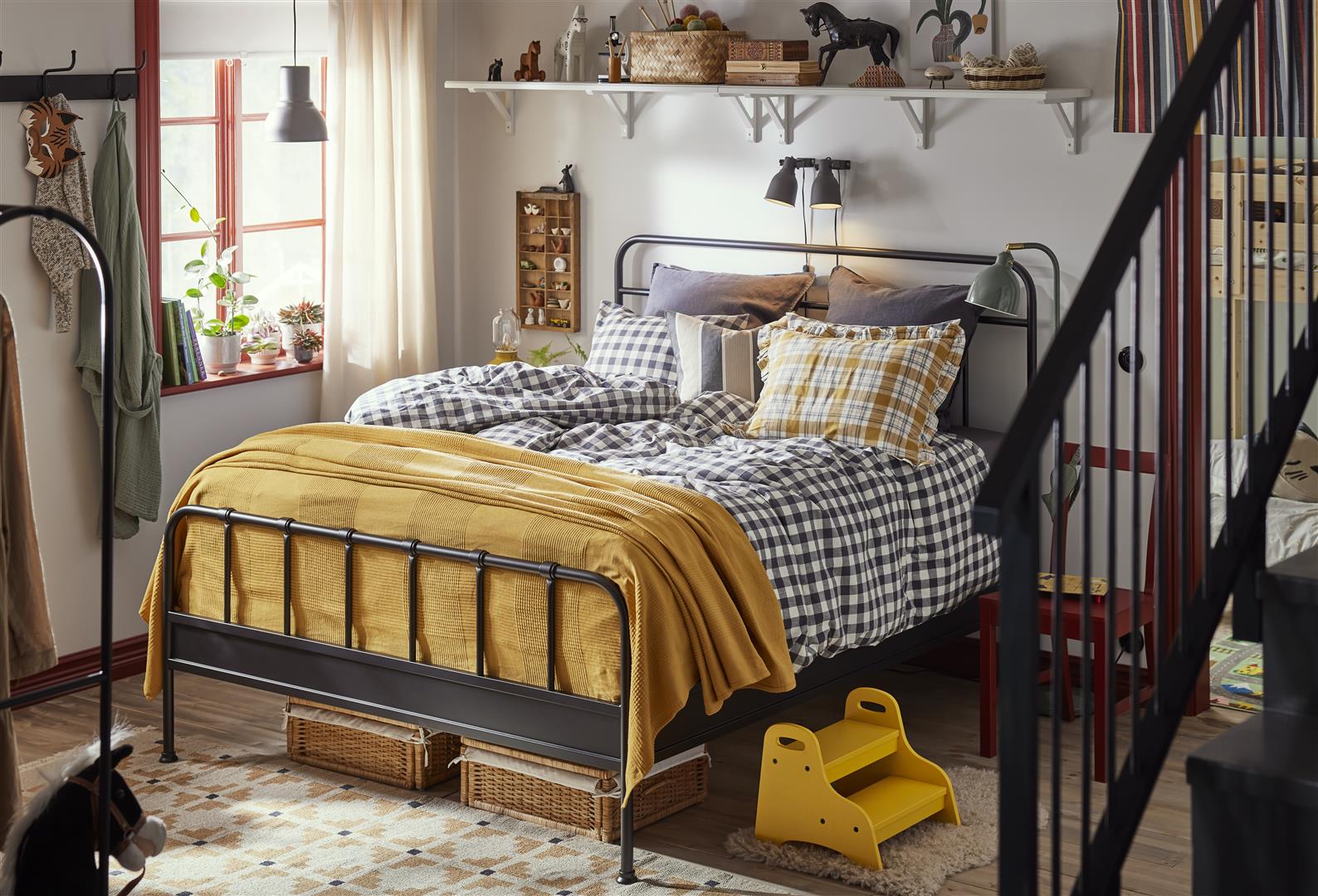 伝統的な北欧スタイルと自分好みの枕でつくるベッドルーム