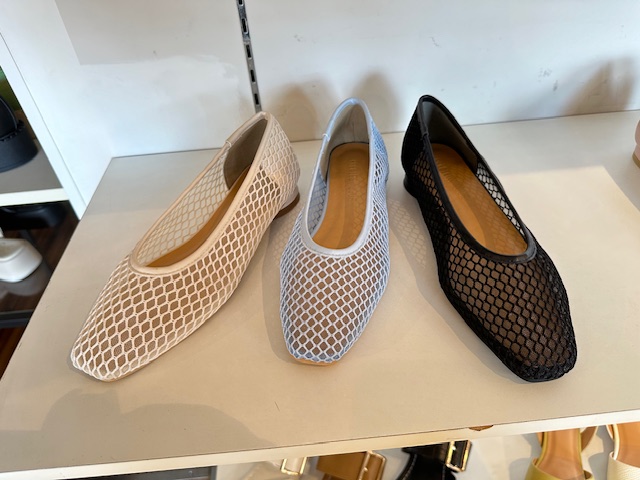 今仕入れてお店で売りたくなるような「ダニュウ」のサンダルやパンプスをご紹介します。